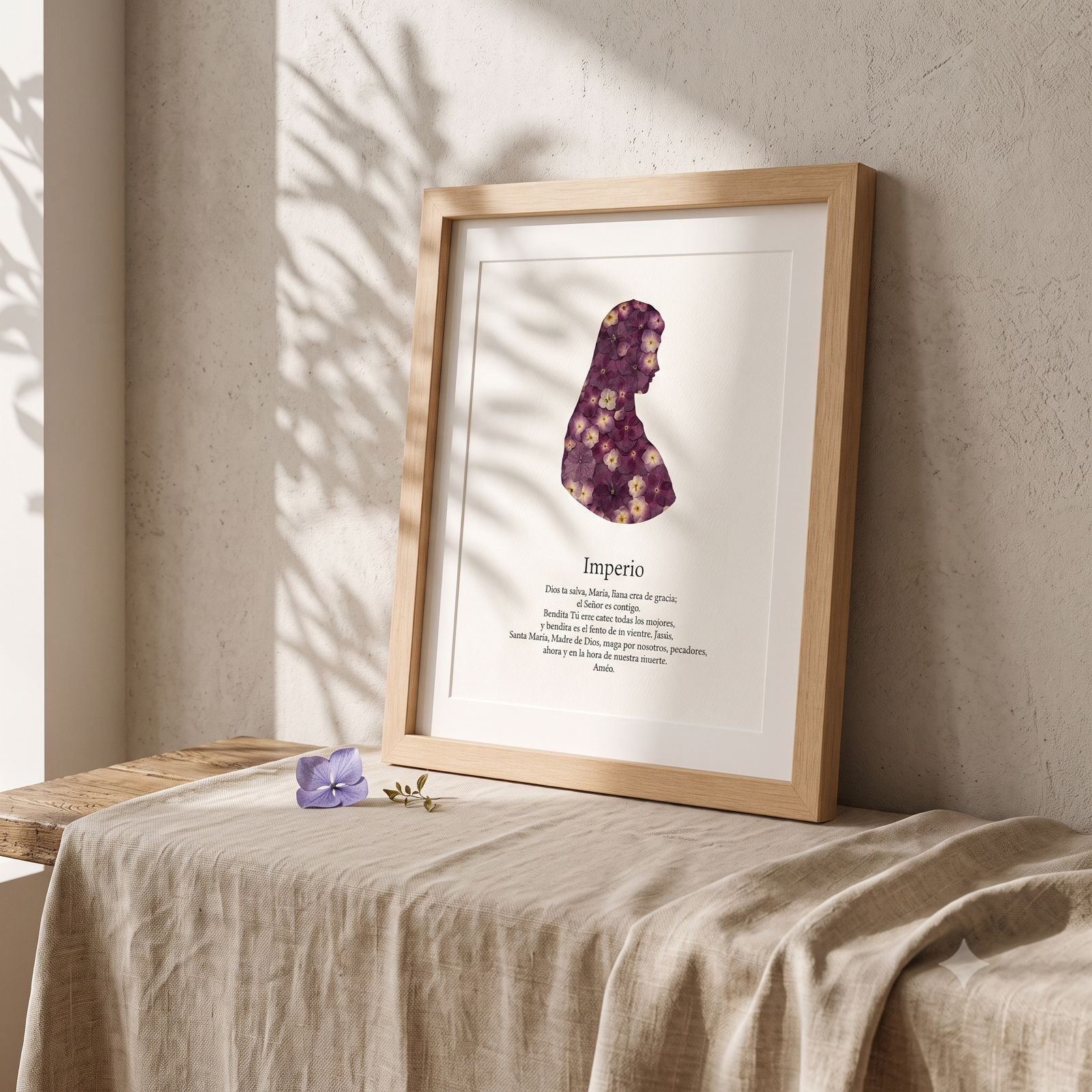 Silueta de la Virgen María en flores prensadas violetas